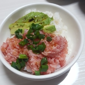 ♡アボカドと一緒に♪タレも酢飯も簡単ネギとろ丼♡